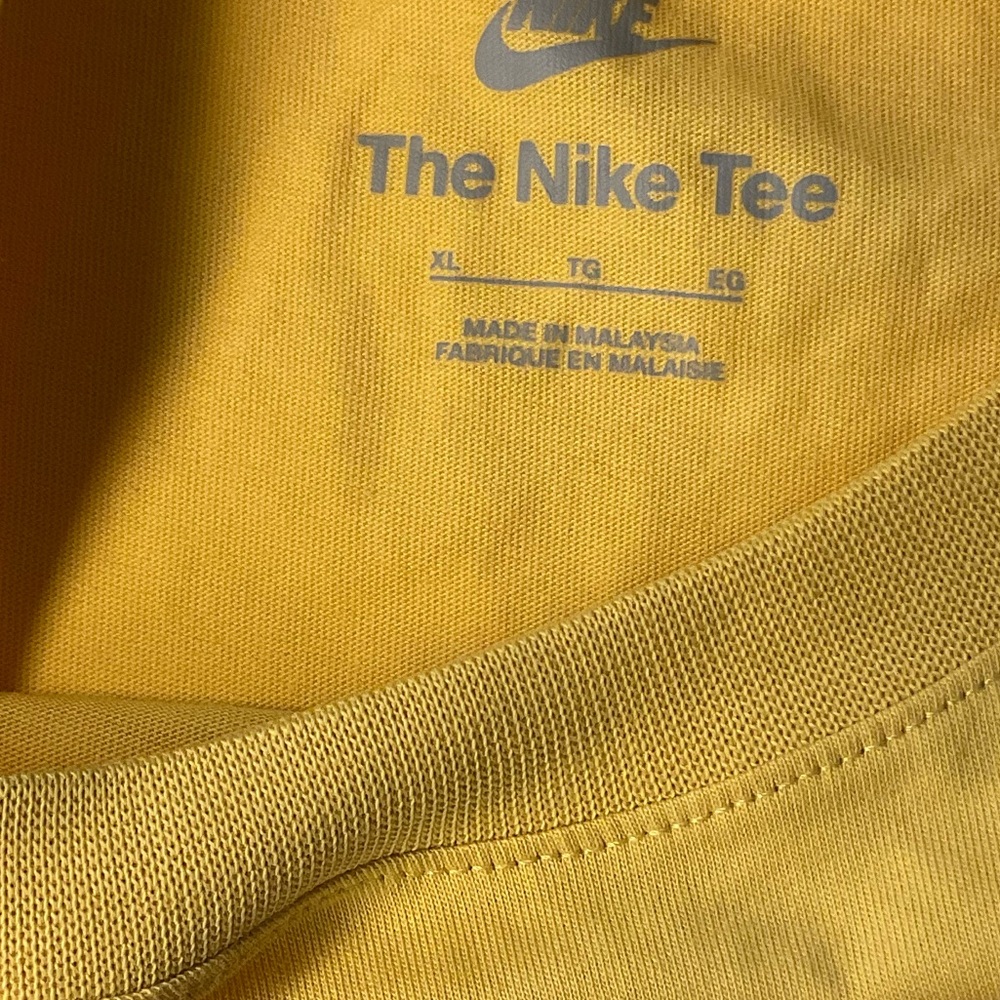 Nike Astronaut Graphic Yellow Tee - Picture 4 of 9